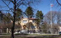 Polisutredningen om skadegörelsen mot ryska konsulatet i Mariehamn kommer att dröja månader. Orsaken är att fingeravtryck och DNA-prover ska analyseras vid CKP:s laboratorium dit det är långa köer för fall som inte brådskar. Att ryska staten råkar vara målsägande saknar betydelse för utredningens gång eftersom finska polisen behandlar ärendet på samma sätt som vilken annan skadegörelse som helst.