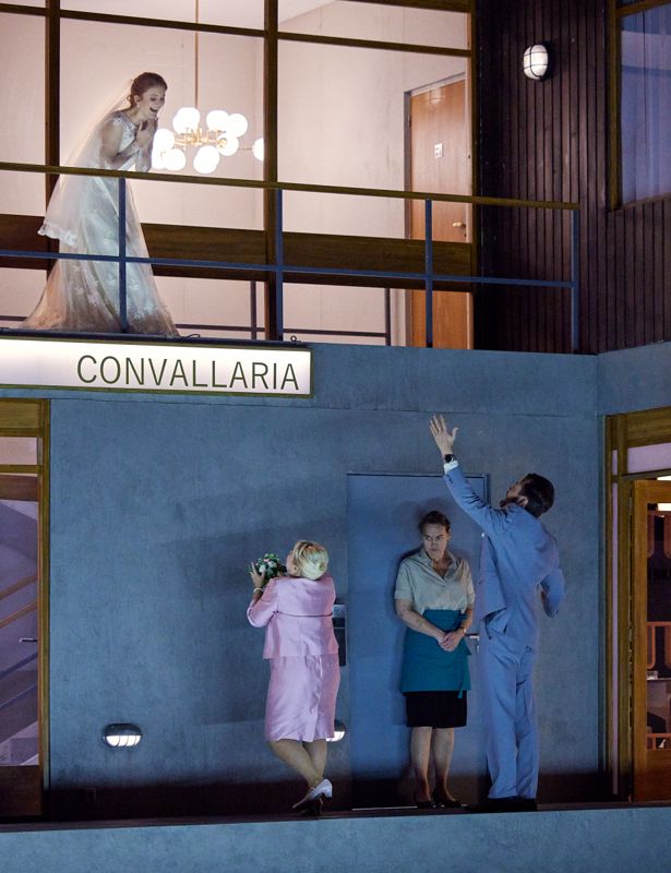 Lite bröllopslycka innan kulisserna börjar rämna - uppe bruden (Iida Antola), nere fr.v. svärmor Patricia (Anu Komsi, servitrisen Tereza (Jenny Carlstedt) och svärfar Henrik (Tuomas Pursio).