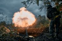 Ukrainska soldater beskjuter ryska ställningar i närheten av Bachmut i Donetsk under fredagen.