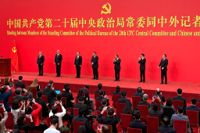 Medlemmarna i politbyråns nyvalda ständiga utskott introduceras i Peking. Från vänster: Li Xi, Cai Qi, Zhao Leji, president Xi Jinping, Li Qiang, Wang Huning och Ding Xuexiang.