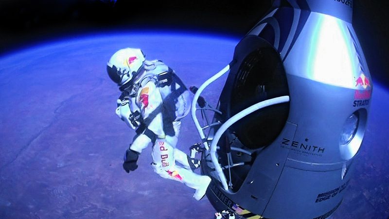 Felix Baumgartner hoppar ut från sin kapsel inför tiotals miljoner tittare på nätet 2012.