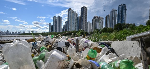 I de flesta delarna av världen är bristerna i avfallshanteringen fortfarande stora.