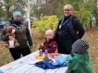 Jill Österlund (t.v.) har tagit med en stor ekorrmjukis till första familjeträffen. På bilden ser vi också Jenny Ramberg och barnen Ellen och Oscar Ramberg.