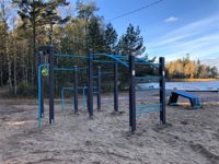 De första gymredskapen för ett utomhusgym är på plats i Lill-Märsan.