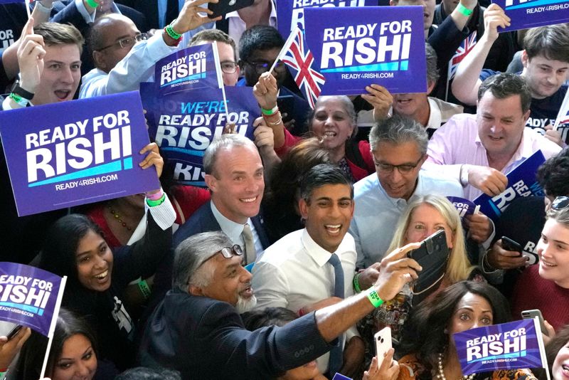 Rishi Sunak poserar med anhängare under sin kampanj "Ready for Rishi" i jakten på att bli Tories nya partiledare i augusti – en kamp han dock förlorade mot Liz Truss.