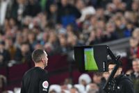 Domaren David Coote videogranskar ett domslut i samband mellan matchen mellan West Ham och Bournemouth.