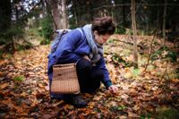 Svamp- och vildörtsexperten Anu Brask trivs bäst i skogen.