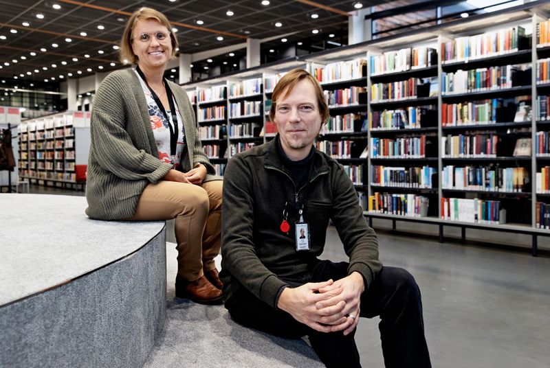 – Under diskussionskvällarna ska alla deltagare vara på samma nivå och lyssna på varandra, berättar Malin Hollmén och Tomi Lassi.
