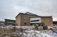 HBL besökte Kyrkslätts välfärdscentral under byggnadsskedet. Nu när byggnaden står klar har kommunfullmäktige gett grönt ljus för att sälja fastigheten.