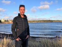 Dennis Winberg tränar i genomsnitt cirka 360 timmar per år. Till träningsrutinerna hör bland annat simträning i öppet vatten.