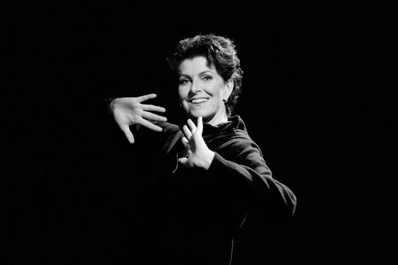 Koreografen och dansaren Tiina Lindfors hör till de som deltar på festen med det talade ordet.