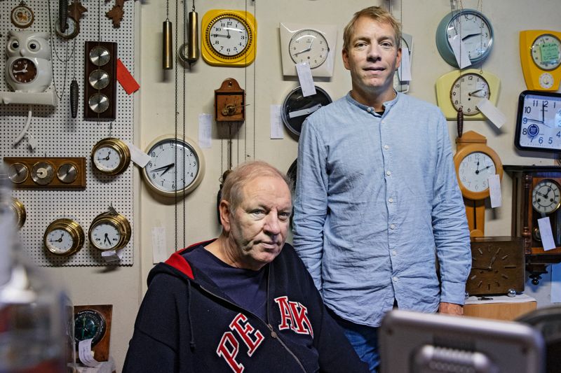 "Att stiga in Håkan och Eric Roos uraffär är som att göra en tidsresa. Jag tycker om upprepningar i bilder och här ger mångfalden av klockor bilden mervärde."