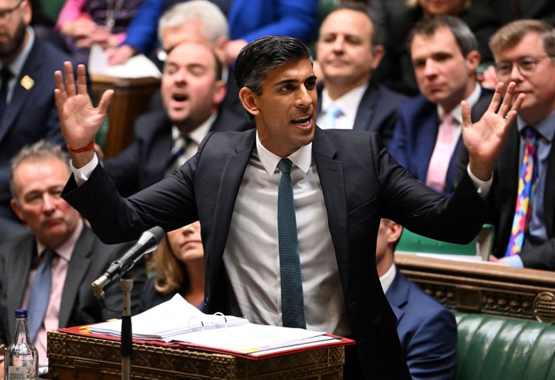 Som nyvald premiärminister tillkännagav Rishi Sunak att han inte tänker åka till klimatmötet i Egypten. Det väckte hård kritik, också bland konservativa. När ex-premiärministern Boris Johnson uppgav att han åker till Egypten, och när det ryktades att även kung Charles III åker om inte Sunak gör det, ändrade sig premiärministern.