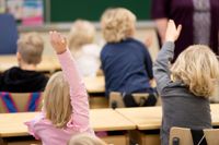 Skolor och daghem bereder sig på eventuella elavbrott i vinter. Utbildningsstyrelsen har publicerat stöd och anvisningar för hur det ska gå till. Här markerar elever i Hindhår skola i Borgå. Arkivbild.