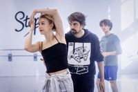 Dansgruppen Ballet Finland arbetar med en egen hyllning till Svansjön. Konstnärliga ledaren Jouka Valkama instruerar Katariina Luukas, i bakgrunden Samuele Ninci.