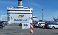 Isabelle är ett av de fartyg Tallink har hyrt ut som flyktingförläggning. Isabelle ligger i hamnen i Tallinn.