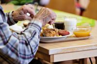 Västra Nylands välfärdsområdes styrelse har beslutat att måltidsservicen, såsom de måltider som serveras på äldreboenden, ska upphandlas. 