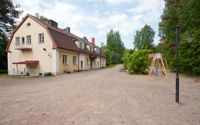 Efter ihärdiga protester tvingades Klickbackan koulu stänga hösten 2021. Nu kan skolan tillfälligt öppnas igen för att ta emot daghemsbarn.