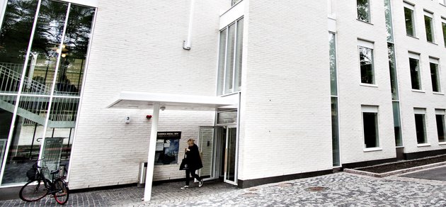 Det har stormat kring Svenska social- och kommunalhögskolan men anledning av rektorsvalet. Enligt styrelsen har beredningsgruppens ordförande inte varit jävig och på torsdagen valdes en ny rektor enligt gruppens förslag.
