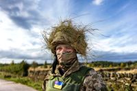 Brittiska armén har börjat träna ukrainska soldater för att hjälpa Ukraina i kriget. De ukrainare som deltar kan inte uppge sina namn, inte heller mannen på bilden. 19 000 soldater från Ukraina ska utbildas i Storbritannien av instruktörer från nio olika länder, bland annat från Finland och Sverige.