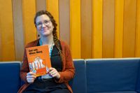 Alfons Åberg firar 50 år och det uppmärksammas bland annat av biblioteket i Ekenäs. Här håller barnbibliotekarie Lisa Strömsholm God natt, Alfons Åberg, den första Alfonsboken.