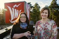 Johanna Lemström och Mira Strandberg presenterar ett urval av veckans nyheter i Västispoddens 100:e avsnitt.