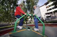 Pensionärerna ger kommunerna intäkter men mindre utgifter efter nyår och vårdreformen.