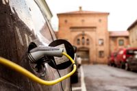 OSLO. 09/12/2015. Elbilar är störst i Norge. Många väljer elbil istället för bensin och diesel bilar pga. stora förmåner och skattelättnader. Ladustationer vanligt på Oslos gator. Foto: Gustav Mårtensson