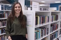 Matilda Almar jobbar till slutet av nästa år med ett projekt som ska främja demokratin i Ingå och Sjundeå. Projektet utgår från biblioteken i båda kommunerna.