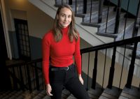 Viivi Lehikoinen tilldelas den finlandssvenska bragdmedaljen 2022.