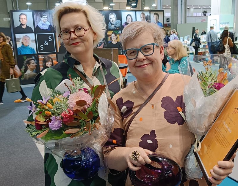 Kritikerkollegorna Maria Lassén-Seger och Mia Österlund är är projektforskare och specialforskare i litteraturvetenskap vid Åbo Akademi.
