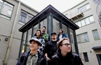 Glasfyrkanten utanför ungdomsgården Zentra ska förvandlas till ett ljud- och ljudkonstverk. Längst bak från vänster Frans Andersson och Aleksi Hakala, i mitten Jere Monthan och Mats Holmström och längst fram Kuutti Kylätasku och Max Miettinen.
