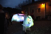 Svart är spökkvällens färg men bland figurerna finns också ljusa skepnader.