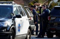 Poliser utanför paret Pelosis hem i San Francisco.