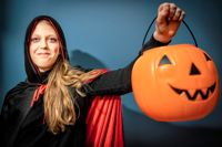 Olivia Miikki gillar Halloween och har i år klätt ut sig till en vampyr, dräkten har hennes mamma Alyssa beställt från en nätbutik. Godiset samlar hon in i en pumpakorg som köptes när familjen bodde i Seattle i delstaten Washington.