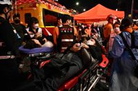 Över 150 personer trampades eller klämdes ihjäl i en trång gränd i Seouls nöjeskvarter under natten mot söndagen. 