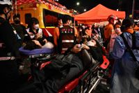 Över 150 personer trampades eller klämdes ihjäl i en trång gränd i Seouls nöjeskvarter under natten mot söndagen.