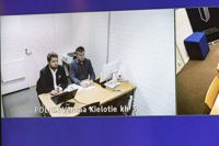 Häktningsförhandlingarna hölls i polishuset i Böle på söndagen. Regeringsrådet Olli Sorainen deltog per länk från häktet i Vanda. Vid sin sida har han advokaten Kaarle Niemi.