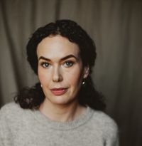 Therese Bohman skriver med ett språk som är avskalat och rent, utan för den skull sakna glitter eller djup. Kajsa Göransson