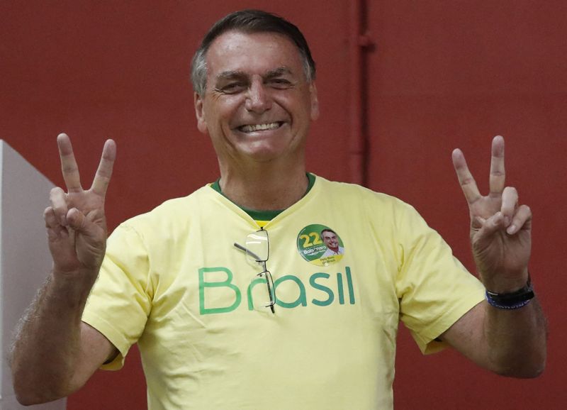 Jair Bolsonaro visade segertecknet när han röstade i Rio de Janeiro på söndagen.