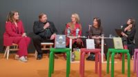 Författarna Eva Frantz, Rald Andtbacka, Maria Turtschaninoff, Ulrika Nielsen och Hannele Mikaela Taivassalo diskuterade litteraturfältets ökade polarisering under Helsingfors bokmässa.