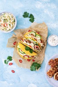 Läckra tacos med små fiskbiffar och kålsallad.