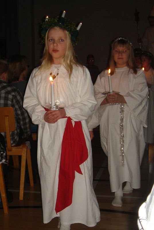 Karin lussar som barn.