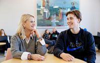 Marianne Suhonen och Alex Allinen vid Linnankosken lukio anser att kunskaper i svenska ger många fördelar i livet.