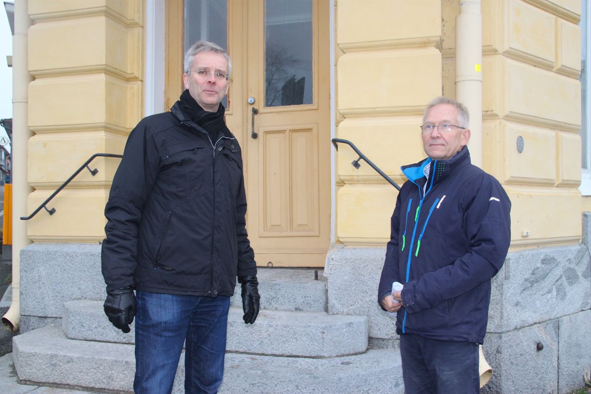 Niklas Geust och Peter Böckelman vid ingången till den forna turistbyrån. Utrymmet måste också framöver vara ett så kallat offentligt rum - det kan förmodligen betyda allt från frisersalong till arkitektkontor.