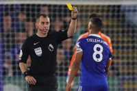 Domaren Peter Bankes visar Leicesters Youri Tielemans det gula kortet.