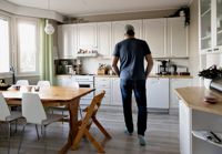 Rasmus Boström och hans före detta sambo har en verklig husmardröm. När de skulle sälja huset visade det sig att varken ibruktagningssynen eller slutsynen på huset gjorts, och nu går huset inte att sälja.