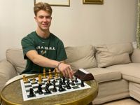 18-åriga abiturienten Daniel Aura från Brändö gymnasium som plockat upp intresset för schack igen under det senaste året.