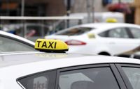 Taxiskylten finns på taket och körtillståndet är i skick bland taxibilarna i Helsingfors, men i 15 av 80 kontrollerade bilar saknades chaufförens namn och kontaktuppgifter framsatta på ett synligt ställe.