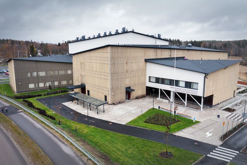 Kyrkslätts välfärdscentral kostade 48,5 miljoner euro att bygga. Det är kommunens dyraste fastighet hittills, men ändå har man lyckats sälja den till priset 63,5 miljoner euro.